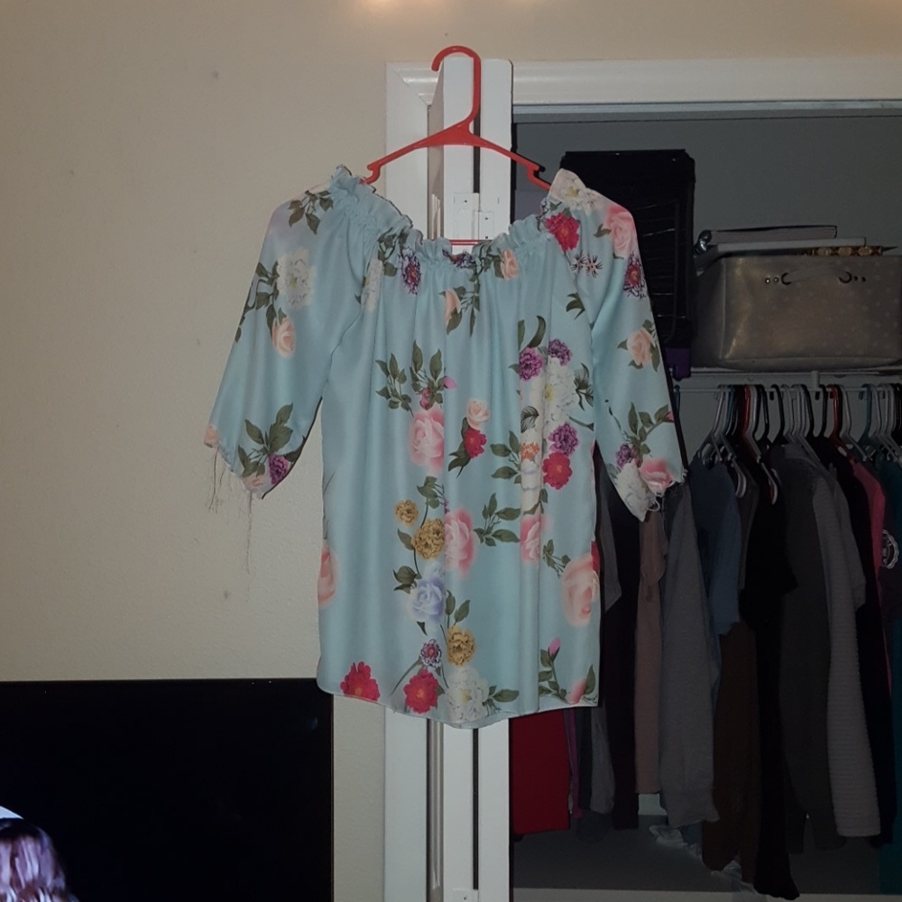 ******5FOR25*******.     Off shoulder floral shirt